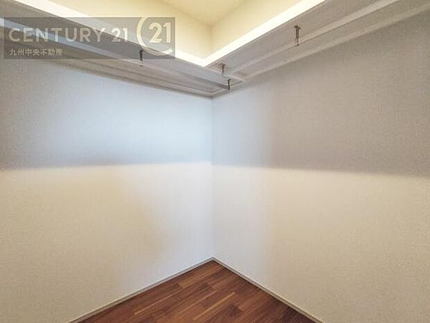 【ウォークインクローゼット】大型収納で片付け安心、生活にゆとりができ、お部屋もスッキリします。