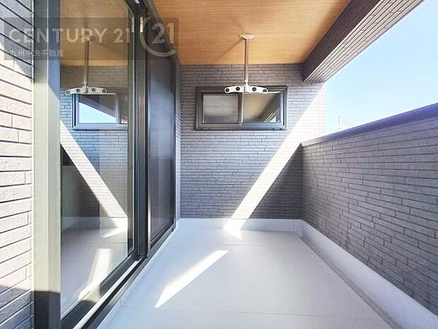 【バルコニー】広々バルコニー。日当たりも良く、洗濯物もよく乾きます。