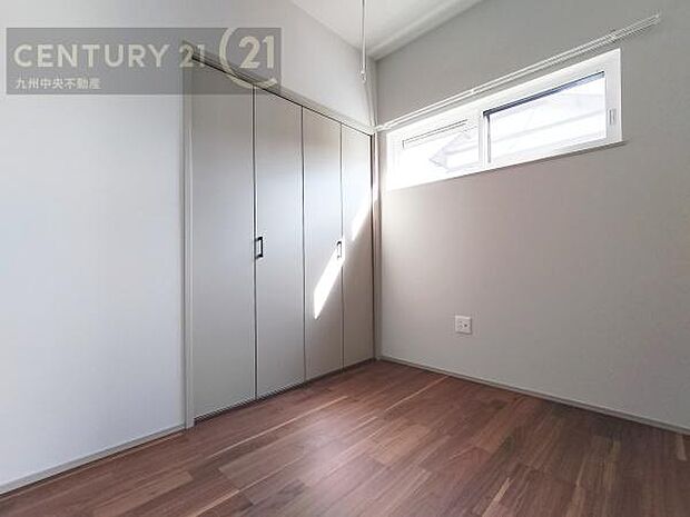 【洋室】家族一人ひとりの大切なプライベート空間。趣味に合わせて使って頂けるようシンプルに仕上げてあります。