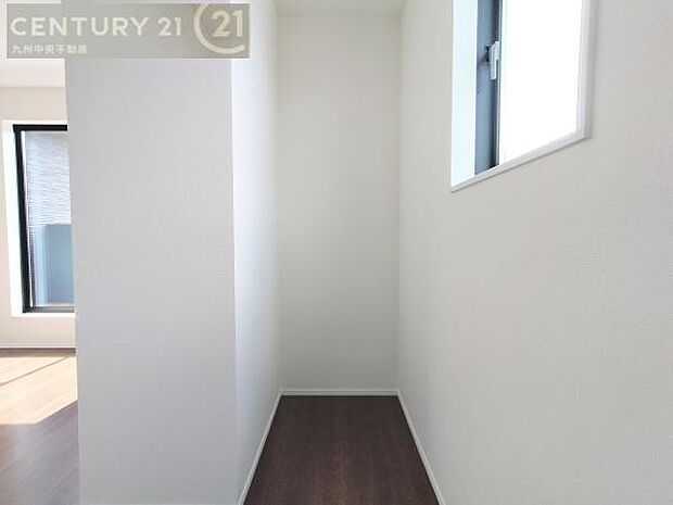 【ウォークインクローゼット】大型収納で片付け安心、生活にゆとりができ、お部屋もスッキリします。