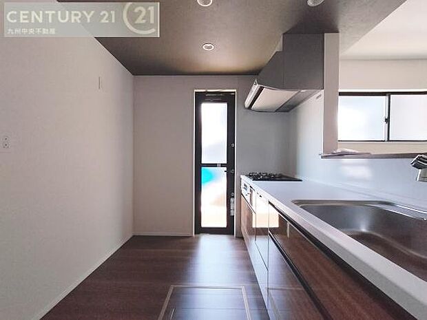 【キッチン】家族との会話を楽しめながら、お子様を見守りながら、お料理をすることができます。