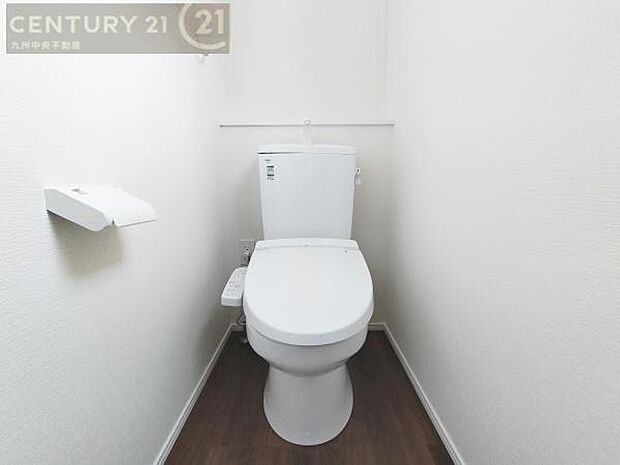 【トイレ】汚れてもサッとひと拭きでお手入れ簡単、エコ仕様の温水洗浄便座付きのトイレです。バリアフリーにも配慮しています。