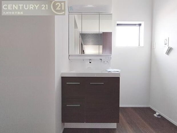 【洗面所】広々とした洗面スペースで朝時間も快適に。鏡の両サイドは、必要なものを取り出しやすく、大きな鏡面で朝の準備もスムーズに。