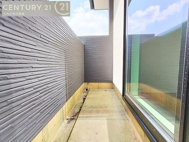 【バルコニー】日当たり良好なバルコニー。洗濯物やお布団もポッカポカに。