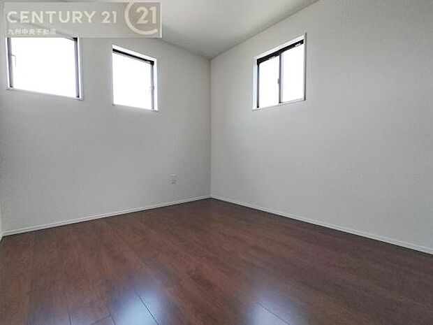 【子供部屋】学習机やベッドの配置がしやすい空間です。