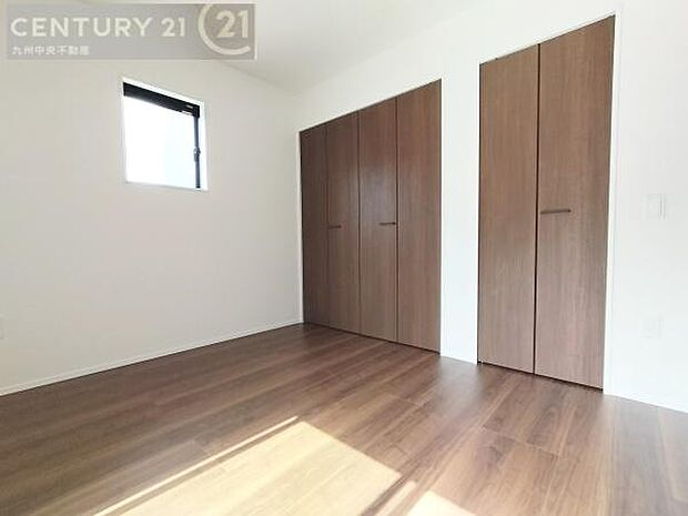 【洋室】2面採光を確保したお部屋。爽やかな風を感じて起きる朝は、快適生活の始まりに。