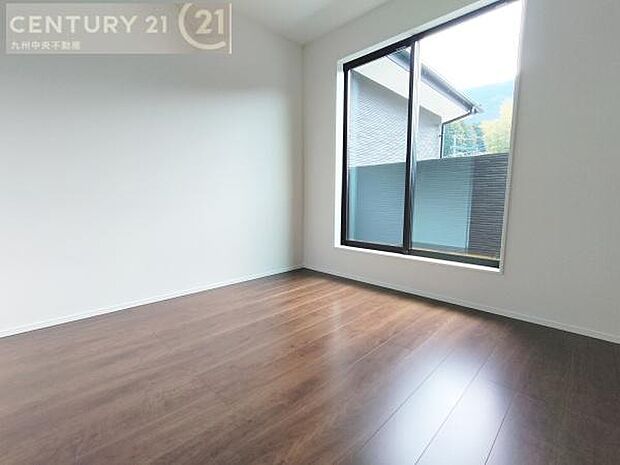 【洋室】開放的なバルコニーに面したお部屋。採光良好な快適空間です。