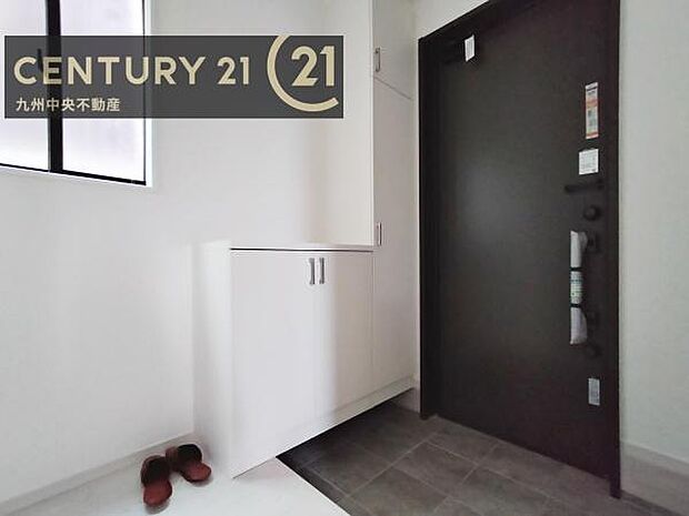 【玄関】玄関をスッキリに見せるために、シューズボックスを設置しました。オシャレは足元から。