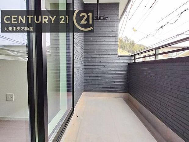 【バルコニー】広々バルコニー。日当たりも良く、洗濯物もよく乾きます。