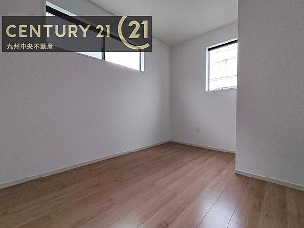 【洋室】家族一人ひとりの大切なプライベート空間。趣味に合わせて使って頂けるようシンプルに仕上げてあります。