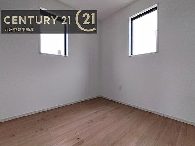 【洋室】家族一人ひとりの大切なプライベート空間。趣味に合わせて使って頂けるようシンプルに仕上げてあります。