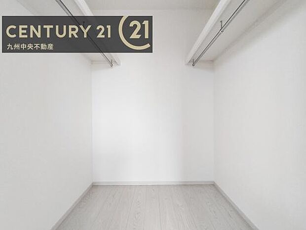 【ウォークインクローゼット】大型収納で片付け安心、生活にゆとりができ、お部屋もスッキリします。