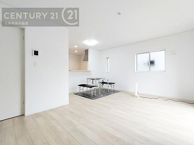 【リビング】暖かな光が包み込んでくれるLDKは家族みんなが自然と集まってくる場所。快適でゆったり寛げる空間となっています。