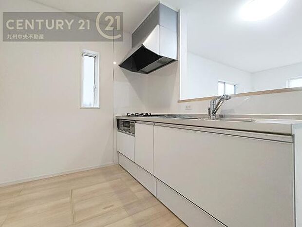 【キッチン】収納スペース・作業スペースが広いシステムキッチンは奥様にうれしいポイント。快適にお料理がで