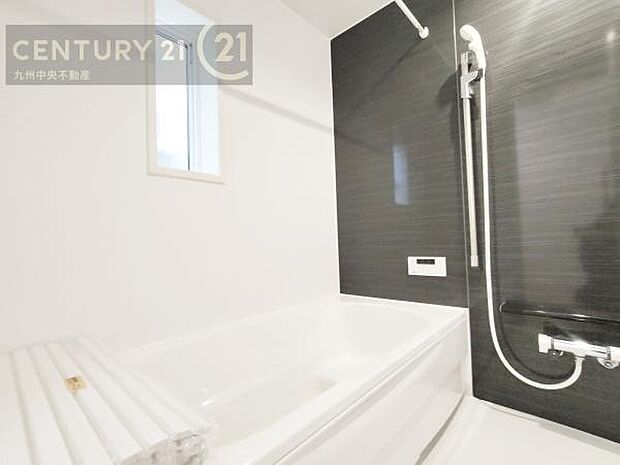 【ユニットバス】浴室暖房乾燥機付きで雨の日が多い梅雨の時期も安心です。また、冬のヒートショック対策としても活躍します。