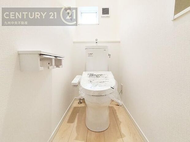 【トイレ】汚れてもサッとひと拭きでお手入れ簡単、エコ仕様の温水洗浄便座付きのトイレです。バリアフリーにも配慮しています。