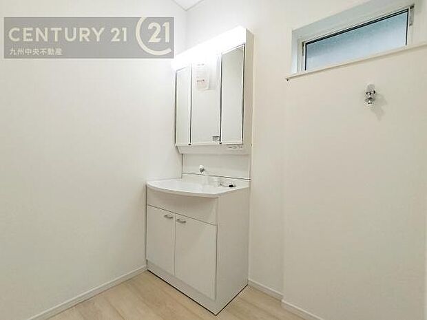 【洗面所】ゆとりの洗面スペースで朝の身支度も快適スムーズに。