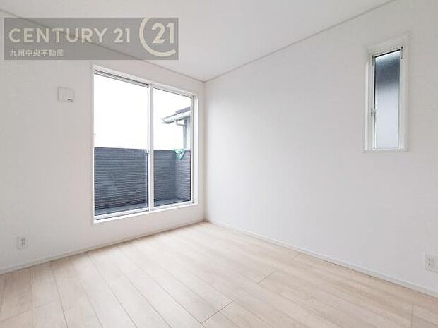 【洋室】開放的なバルコニーに面したお部屋。採光良好な快適空間です。