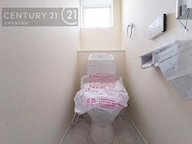 【トイレ】汚れてもサッとひと拭きでお手入れ簡単、エコ仕様の温水洗浄便座付きのトイレです。バリアフリーにも配慮しています。