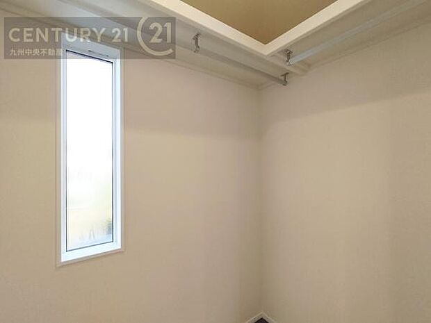 【ウォークインクローゼット】大型収納で片付け安心、生活にゆとりができ、お部屋もスッキリします。