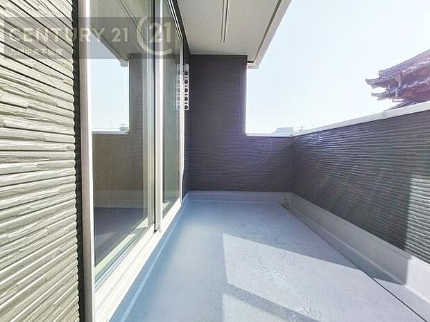 【バルコニー】広々バルコニー。日当たりも良く、洗濯物もよく乾きます。