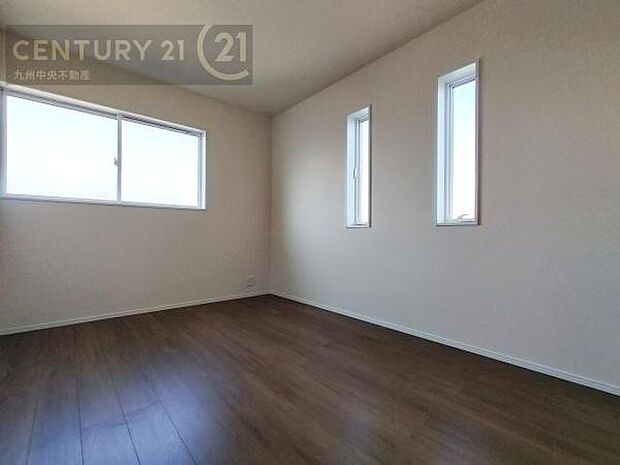 【洋室】2面採光を確保したお部屋。爽やかな風を感じて起きる朝は、快適生活の始まりに。