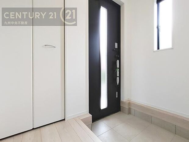 【玄関】玄関をスッキリに見せるために、シューズボックスを設置しました。オシャレは足元から。