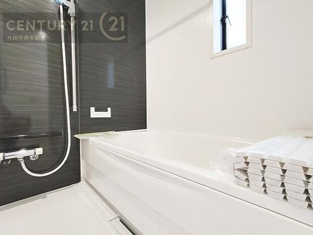 【ユニットバス】浴室暖房乾燥機付きで雨の日が多い梅雨の時期も安心です。また、冬のヒートショック対策としても活躍します。