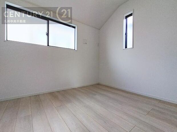 【洋室】2面採光を確保したお部屋。爽やかな風を感じて起きる朝は、快適生活の始まりに。