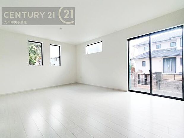 【リビング】ご家族みんながゆったり寛げる開放感たっぷりのリビング。広々としたリビングでは家具選びも楽しみの一つになりますね。