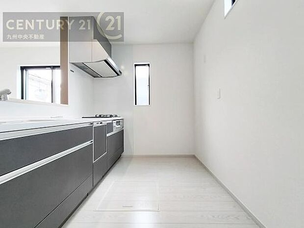 【キッチン】収納スペース・作業スペースが広いシステムキッチンは奥様にうれしいポイント。快適にお料理ができます。