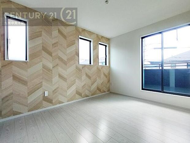 【寝室】主寝室にはアクセントクロスでデザイナーズ感を演出。