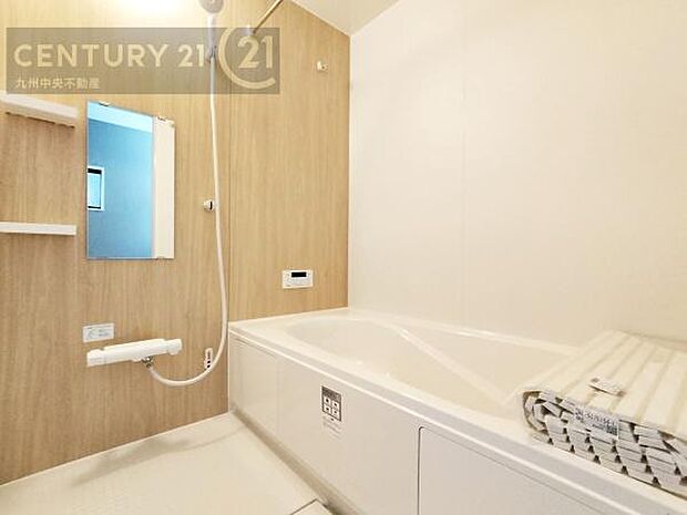 【ユニットバス】浴室暖房乾燥機付きで雨の日が多い梅雨の時期も安心です。また、冬のヒートショック対策としても活躍します。