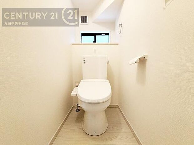 【トイレ】汚れてもサッとひと拭きでお手入れ簡単、エコ仕様の温水洗浄便座付きのトイレです。バリアフリーにも配慮しています。