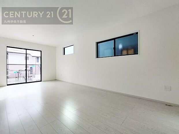 【リビング】ご家族みんながゆったり寛げる開放感たっぷりのリビング。広々としたリビングでは家具選びも楽しみの一つになりますね。