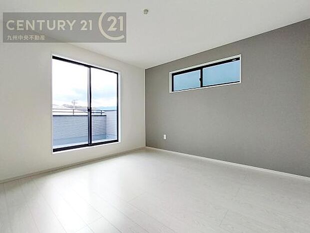 【寝室】主寝室にはアクセントクロスでデザイナーズ感を演出。