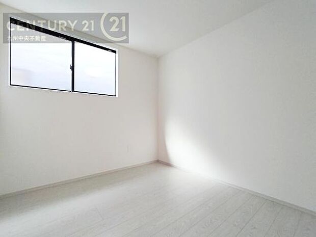 【子供部屋】学習机やベッドの配置がしやすい空間です。