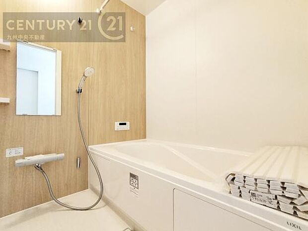 【ユニットバス】浴室暖房乾燥機付きで雨の日が多い梅雨の時期も安心です。また、冬のヒートショック対策としても活躍します。