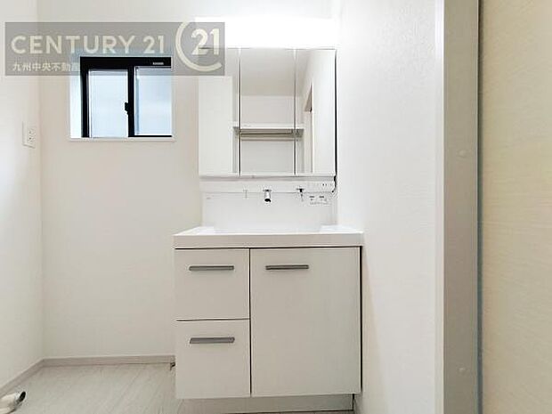 【洗面所】広々とした洗面スペースで朝時間も快適に。鏡の両サイドは、必要なものを取り出しやすく、大きな鏡面で朝の準備もスムーズに。