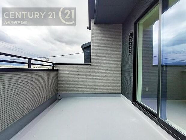 【バルコニー】広々バルコニー。日当たりも良く、洗濯物もよく乾きます。