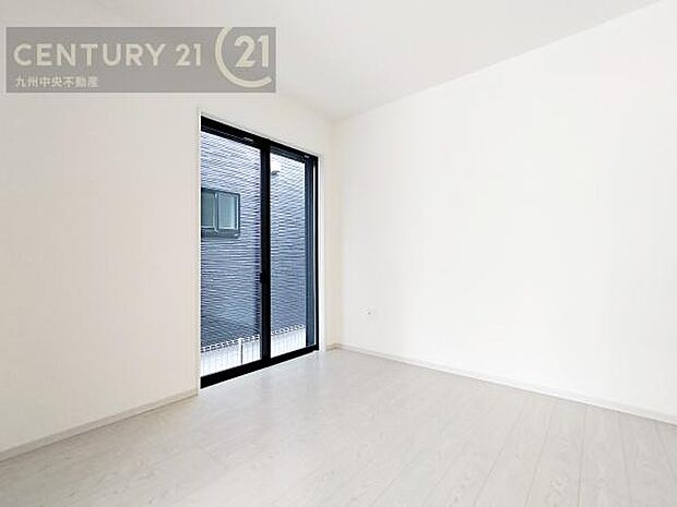 【洋室】家族一人ひとりの大切なプライベート空間。趣味に合わせて使って頂けるようシンプルに仕上げてあります。