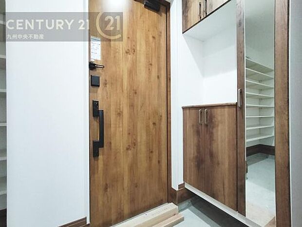 【玄関】玄関をスッキリに見せるために、シューズボックスを設置しました。オシャレは足元から。