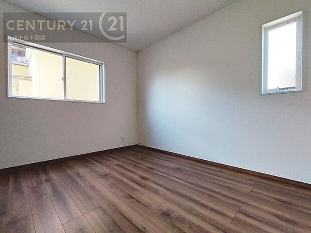 【子供部屋】学習机やベッドの配置がしやすい空間です。