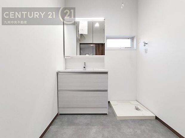 【洗面所】広々とした洗面スペースで朝時間も快適に。鏡の両サイドは、必要なものを取り出しやすく、大きな鏡面で朝の準備もスムーズに。