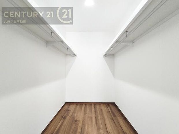 【ウォークインクローゼット】大型収納で片付け安心、生活にゆとりができ、お部屋もスッキリします。