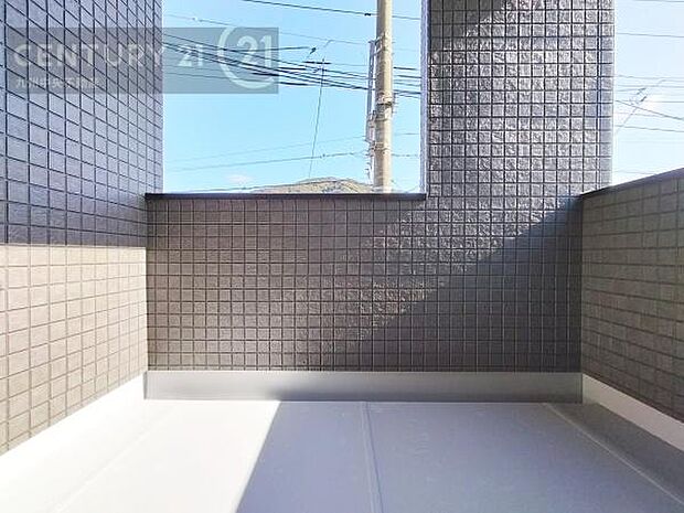 【バルコニー】広々バルコニー。日当たりも良く、洗濯物もよく乾きます。