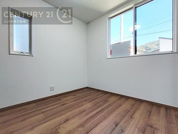 【洋室】2面採光を確保したお部屋。爽やかな風を感じて起きる朝は、快適生活の始まりに。