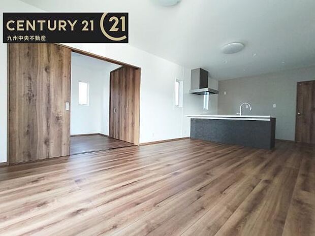 【リビング】ご家族みんながゆったり寛げる開放感たっぷりのリビング。広々としたリビングでは家具選びも楽しみの一つになりますね。