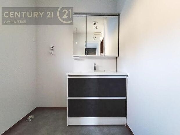 【洗面所】広々とした洗面スペースで朝時間も快適に。鏡の両サイドは、必要なものを取り出しやすく、大きな鏡面で朝の準備もスムーズに。