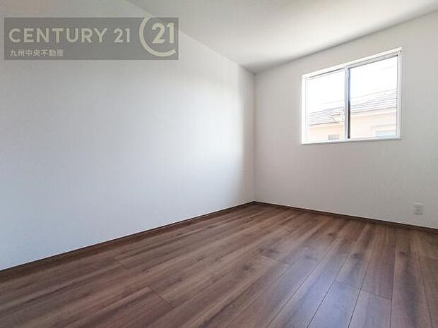 【洋室】家族一人ひとりの大切なプライベート空間。趣味に合わせて使って頂けるようシンプルに仕上げてあります。